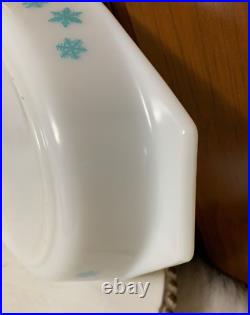 NIB Vintage Pyrex White withTurquoise Snowflake Divided Casserole withLid (1.5 QT)